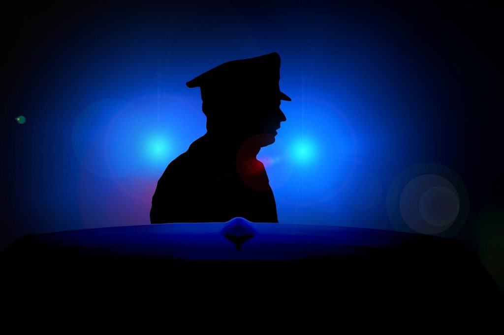 שוטר על רקע כחול