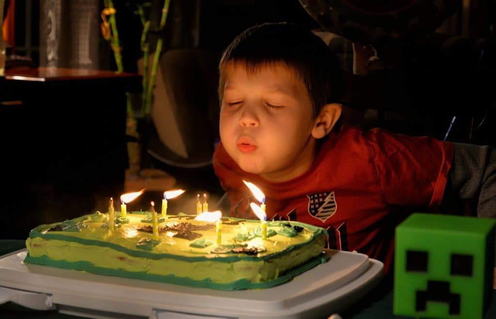 מכת נר של עוגת יום הולדת לילד